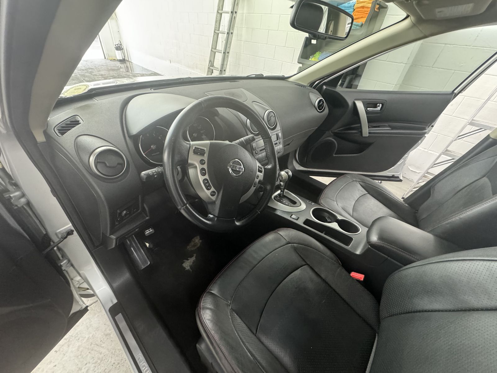 2010 Nissan Rogue interior detail